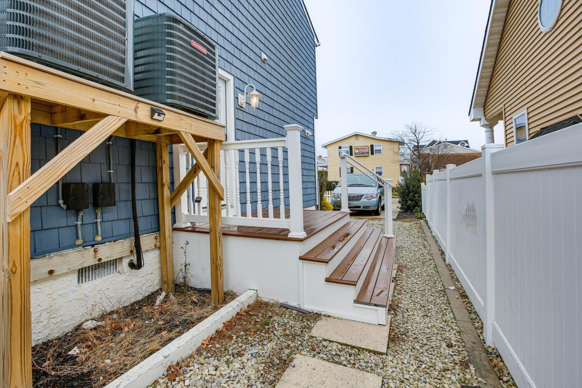 Bright Duplex Walk To Beach! *