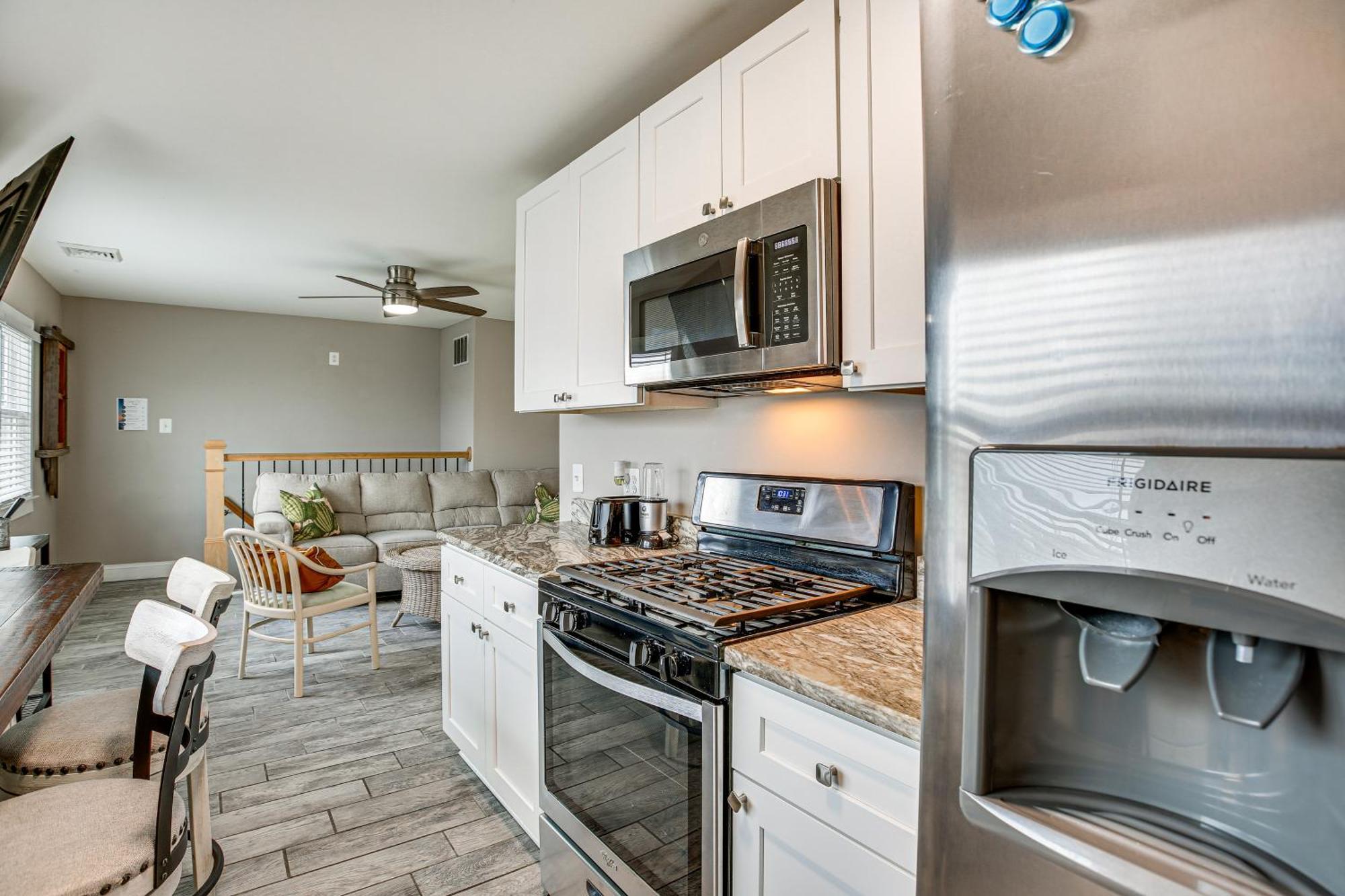 Bright Duplex Walk To Beach! Apartment *